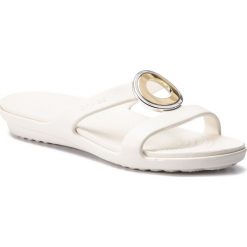 Klapki CROCS - Sanrah Metalblock Sandal W 205592 Multi Metal/Oyster. Białe klapki damskie Crocs, z aplikacjami, z tworzywa sztucznego, bez obcasa. W wyprzedaży za 149,00 zł.