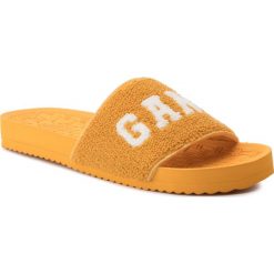 Klapki GANT - Haley 18598409 Gold Yellow G304. Żółte klapki damskie GANT, bez wzorów, z tworzywa sztucznego, bez obcasa. W wyprzedaży za 129,00 zł.