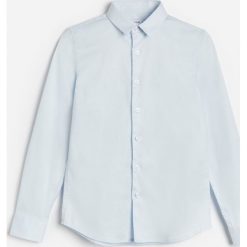 Elegancka koszula -. Koszule męskie Reserved, bez wzorów, eleganckie, bez kołnierzyka, bez rękawów. Za 69,99 zł.