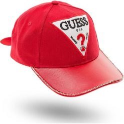 CZAPKA Z DASZKIEM GUESS. Czerwone czapki damskie Guess, z aplikacjami, ze skóry ekologicznej. Za 119,00 zł.