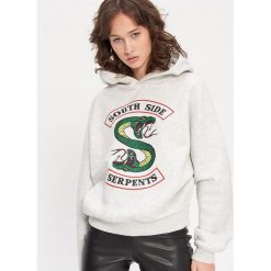Bluza z kapturem Riverdale - Jasny szary. Szare bluzy damskie House, s, bez wzorów, bez rękawów, z kapturem. Za 89,99 zł.