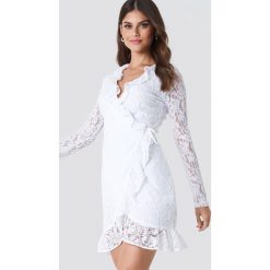 NA-KD Boho Koronkowa sukienka z kopertowym przodem - White. Białe sukienki damskie marki NA-KD Boho, bez wzorów, z koronki, boho, z falbankami, z długim rękawem, długie, maxi, kopertowe. W wyprzedaży za 101,47 zł.