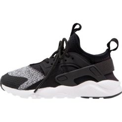Nike Sportswear HUARACHE RUN ULTRA SE (PS) Tenisówki i Trampki black/anthracite/white/wolf grey. Czarne trampki dziewczęce Nike Sportswear, z tworzywa sztucznego. W wyprzedaży za 226,85 zł.