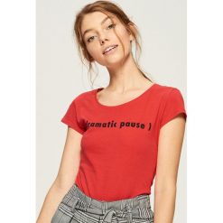T-shirt z napisem - Czerwony. Czerwone t-shirty damskie marki Sinsay, l, z napisami. Za 9,99 zł.