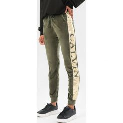 Zielone Spodnie Thelyss. Zielone spodnie damskie Born2be, s, z dresówki. Za 59,99 zł.