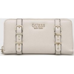 Guess Jeans - Portfel. Czarne portfele damskie Guess Jeans, z aplikacjami, z poliesteru. W wyprzedaży za 219,90 zł.