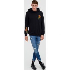 Bluzy męskie: Bluza z kapturem i haftowanymi różami