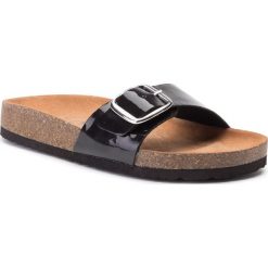 Klapki CAPRICE - 9-27403-22 Black Patent 018. Czarne klapki damskie Caprice, bez wzorów, ze skóry, bez obcasa. W wyprzedaży za 139,00 zł.