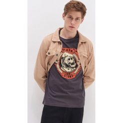 T-shirt z kosmicznym motywem - Szary. Szare t-shirty męskie House, s, bez wzorów, bez kołnierzyka. Za 39,99 zł.
