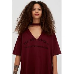 T-shirty damskie: Koszulka z dekoltem w serek z chokerem