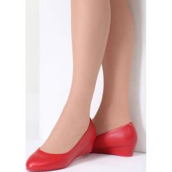 Czerwone Koturny Smells Like Rose. Czerwone koturny damskie vices, bez obcasa, na koturnie, bez zapięcia. Za 49,99 zł.