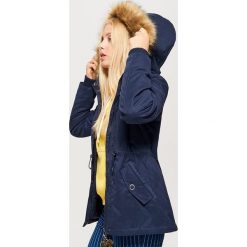 Parka z kapturem - Granatowy. Niebieskie parki damskie marki Cropp, l. W wyprzedaży za 149,99 zł.