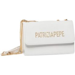 Torebka PATRIZIA PEPE - 2V5920/A229-W146 Bianco. Białe torebki klasyczne damskie Patrizia Pepe, bez wzorów, ze skóry, eleganckie, bez dodatków. W wyprzedaży za 869,00 zł.