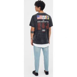 Koszulka z różnymi logo The Rolling Stones. Szare koszulki męskie Pull&Bear, m, bez wzorów, bez kołnierzyka, z krótkim rękawem, krótkie. Za 69,90 zł.