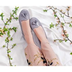 Klasyczne balerinki na obcasie - skóra naturalna - model 009 - kolor szary błyszczący. Szare baleriny damskie Zapato, bez wzorów, ze skóry, eleganckie, na niskim obcasie, na obcasie. W wyprzedaży za 202,30 zł.