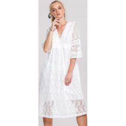 Biała Sukienka Box. Białe sukienki damskie Renee, s, w ażurowe wzory, boho, midi. Za 109,99 zł.