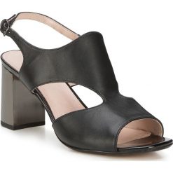 Buty damskie. Czarne klapki damskie Wittchen, bez wzorów, ze skóry, bez obcasa. W wyprzedaży za 279,90 zł.