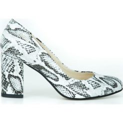 Wężowe czółenka na słupku - skóra naturalna - model 042 - kolor biały wąż. Białe czółenka damskie Zapato, na co dzień, bez wzorów, z jeansu, z okrągłym noskiem, bez obcasa, na obcasie. W wyprzedaży za 191,40 zł.