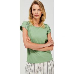 T-shirt z ażurowym zdobieniem. Zielone bluzki damskie Moodo, xl, w koronkowe wzory, z bawełny, klasyczne, z okrągłym kołnierzem. Za 49,99 zł.