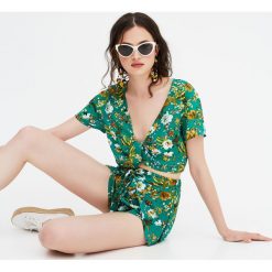 Wzorzyste spodenki z wiązaniem z przodu. Szare bermudy damskie Pull & Bear. Za 49,90 zł.