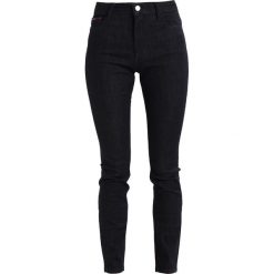 Tommy Jeans HIGH RISE SANTANA Jeans Skinny Fit black denim. Czarne jeansy damskie relaxed fit marki Tommy Jeans. W wyprzedaży za 356,15 zł.
