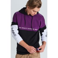 Wielobarwna bluza z napisami - Czarny. Czarne bluzy męskie Cropp, s, z napisami, bez kołnierzyka, bez rękawów, bez kaptura. Za 129,99 zł.