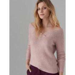 Sweter z dekoltem carmen - Różowy. Różowe swetry damskie Mohito, s, bez wzorów, bez rękawów, bez kaptura. W wyprzedaży za 79,99 zł.