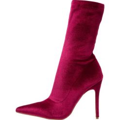 Public Desire DIRECT Kozaki na obcasie plum. Fioletowe bez kategorii marki Public Desire, z materiału, na obcasie. Za 209,00 zł.