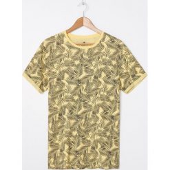 T-shirt z nadrukiem all over - Żółty. Żółte t-shirty męskie House, s, z nadrukiem, bez kołnierzyka. W wyprzedaży za 29,99 zł.