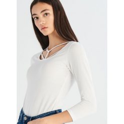 Dopasowana bluzka - Biały. Białe bluzki damskie marki Sinsay, s, bez wzorów, bez kołnierzyka, bez rękawów. Za 29,99 zł.