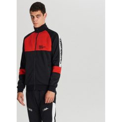 Bluza track jacket z panelami - Czarny. Czarne bluzy męskie Cropp, s, bez wzorów, bez kołnierzyka, bez rękawów, bez kaptura. W wyprzedaży za 49,99 zł.
