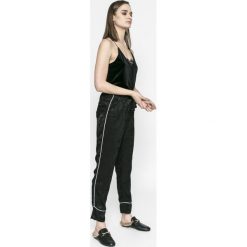 Vero Moda - Spodnie Aika. Spodnie damskie Vero Moda. W wyprzedaży za 49,90 zł.