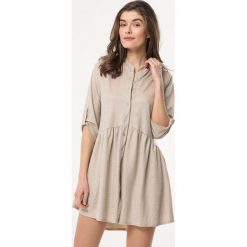 Beżowa Sukienka Convolutions. Brązowe sukienki damskie Born2be, na co dzień, s, bez wzorów, ze stójką, bez rękawów, mini, rozkloszowane. Za 89,99 zł.