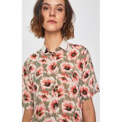 Pepe Jeans - Koszula Julianne. Różowe bluzki damskie Pepe Jeans, na co dzień, s, bez wzorów, z elastanu, klasyczne, z klasycznym kołnierzykiem, z krótkim rękawem. Za 299,90 zł.