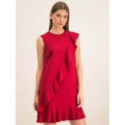 Sukienka koktajlowa Red Valentino TR3VAL10. Czerwone sukienki damskie Red Valentino, bez wzorów, z wiskozy, wizytowe, bez kołnierzyka, bez rękawów. W wyprzedaży za 1279,00 zł.