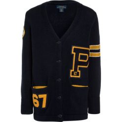 Polo Ralph Lauren VARSITY CARD Kardigan hunter navy. Niebieskie swetry chłopięce marki Polo Ralph Lauren, z bawełny. W wyprzedaży za 496,30 zł.