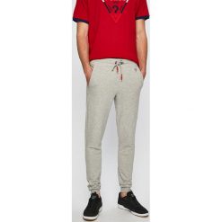 Guess Jeans - Spodnie. Szare spodnie męskie Guess Jeans, xl, z aplikacjami, z bawełny. W wyprzedaży za 199,90 zł.
