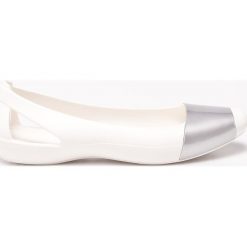 Crocs - Baleriny. Białe baleriny damskie marki Crocs, z materiału. W wyprzedaży za 129,90 zł.