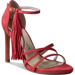 Sandały STUART WEITZMAN - Frabtional Primrose Suede. Różowe klapki damskie Stuart Weitzman, z aplikacjami, ze skóry, bez obcasa, na obcasie. W wyprzedaży za 849,00 zł.
