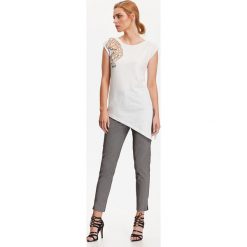 T-SHIRT DAMSKI Z NADRUKIEM, ASYMETRYCZNY. Białe t-shirty damskie marki Top Secret, z nadrukiem, z tkaniny, eleganckie, z asymetrycznym kołnierzem. W wyprzedaży za 29,99 zł.
