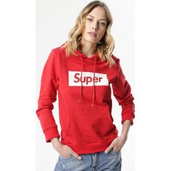 Czerwona Bluza Adrebel. Czerwone bluzy damskie Born2be, s, z napisami, bez rękawów, z kapturem. Za 69,99 zł.