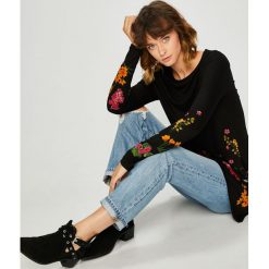 Desigual - Bluzka. Białe bluzki damskie Desigual, s, z nadrukiem, z wiskozy, casualowe, z okrągłym kołnierzem, bez rękawów. W wyprzedaży za 169,90 zł.