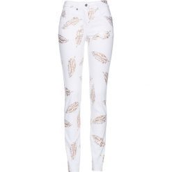 Dżinsy Premium z nadrukiem piór bonprix biały denim - kolo czerwonego złota. Białe jeansy damskie bonprix. Za 149,99 zł.