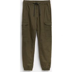 Joggery cargo slim fit - Khaki. Brązowe spodnie męskie Reserved, bez wzorów. Za 149,99 zł.
