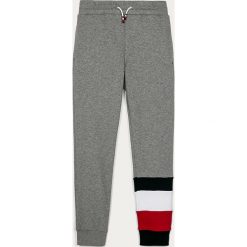 Tommy Hilfiger - Spodnie dziecięce 140-176 cm. Szare dresy chłopięce TOMMY HILFIGER, z aplikacjami, z bawełny. Za 299,90 zł.