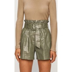 Vero Moda - Szorty. Białe szorty damskie Vero Moda, w paski, z bawełny, casualowe, z podwyższonym stanem. Za 169,90 zł.