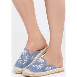 Niebieskie Klapki Soft Ribbon. Niebieskie klapki damskie marki Born2be, z haftami, bez obcasa, na płaskiej podeszwie. Za 59,99 zł.