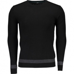 Sweter w kolorze czarnym. Czarne swetry klasyczne męskie marki Guess, m, z okrągłym kołnierzem. W wyprzedaży za 279,95 zł.
