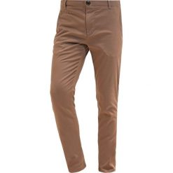 Knowledge Cotton Apparel PISTOL JOE Spodnie materiałowe sand. Brązowe spodnie męskie marki Knowledge Cotton Apparel, m, bez wzorów, z elastanu. Za 429,00 zł.