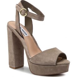 Sandały STEVE MADDEN - Madeline SM11000399-03002-275 Taupe Suede. Szare klapki damskie Steve Madden, bez wzorów, z zamszu, bez obcasa, na obcasie. W wyprzedaży za 419,00 zł.